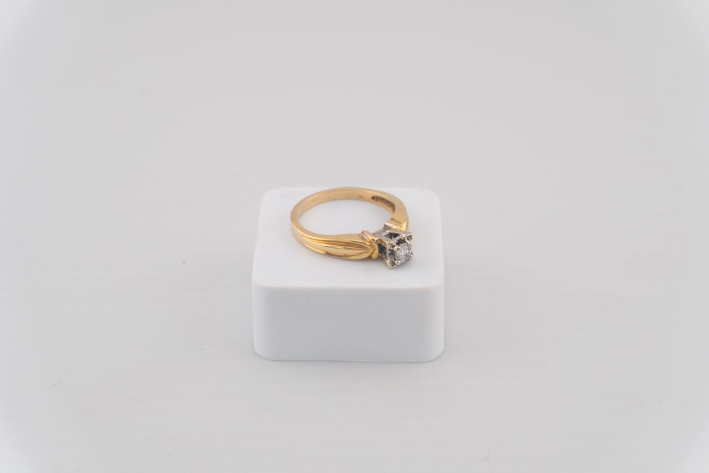 [AN-00015] Anillo de oro amarillo con montura de oro blanco y diamante de 40 puntos